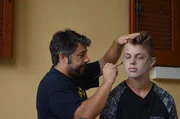 Ein Maskenbildner (l.) schminkt Nils (r.) zum Zombie. Ein Maskenbildner (l.) schminkt Nils (r.) zum Zombie.