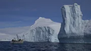 Zwei Inuit mit ihren Gr&ouml;nlandhunden auf dem Weg zur Robbenjagd.