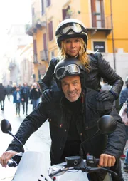 ARD Degeto UNZERTRENNLICH NACH VERONA, am Freitag (03.04.26) um 18:05 Uhr im ERSTEN. Titel/Presseheft -  Wie in alten Tagen: Das einstige Traumpaar Ulla (Veronica Ferres) und Jan (Heiner Lauterbach) sind als Biker-Paar auf dem Weg nach Verona, um ihre Teenagertochter Julia zu finden.