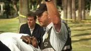 Horatio (David Caruso, M.) und Delko (Adam Rodriguez, r.) befragen den Gefängnisinsassen John Sharian (Joe Lebrock) zum Ausbruch der drei Schwerverbrecher, die Horatios Sohn auf ihrer Flucht als Geisel genommen haben. Horatio (David Caruso, M.) und Delko (Adam Rodriguez, r.) befragen den Gefängnisinsassen John Sharian (Joe Lebrock) zum Ausbruch der drei Schwerverbrecher, die Horatios Sohn auf ihrer Flucht als Geisel genommen haben.