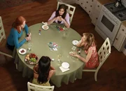 Das letzte Pokerspiel: Susan (Teri Hatcher, hinten), Lynette (Felicity Huffman, r.), Gabrielle (Eva Longoria, vorne) und Bree (Marcia Cross, l.) ...