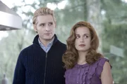 Dr. Carlisle Cullen (Peter Facinelli) und seine Frau Esme (Elizabeth Reaser) nehmen Bella offen in ihrer Familie auf. Doch sie wissen um die Gefahr, in die sich Bella begibt - ein Leben unter Vampiren...