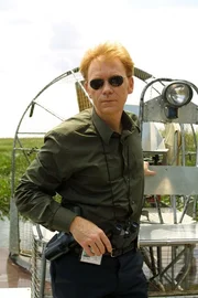 Das Team von Horatio Caine (David Caruso) untersucht einen Flugzeugabsturz mitten in den Everglades. Handelt es sich um einen tragischen Unfall oder steckt Manipulation hinter dem Absturz?