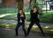 Semir (Erdogan Atalay, li.) und Jan (Christian Oliver) versuchen die Geiselnehmer aufzuhalten...