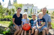 Gastgeberin Dajana Schmitt mit ihrer Familie. Gastgeberin Dajana Schmitt mit ihrer Familie.