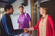Vince (Benito Bause, li.) lernt Robbies (Fr&eacute;d&eacute;ric Brossier, Mitte) fr&uuml;here Musiklehrerin Frau Krause (Heike Jonca) kennen.