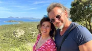 Britta und Andreas aus Dorsten genie&szlig;en ihre gemeinsame Zeit vor der malerischen K&uuml;ste von Sardinien.