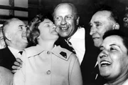 Regelm&auml;&szlig;ig besuchte Oskar Schindler (Mi.) nach dem Krieg Israel und traf Menschen, die er durch Anstellung in seiner Fabrik vor dem Tod gerettet hatte.; Zur ARTE-Sendung Emilie Schindler - Die vergessene Heldin Regelm&auml;&szlig;ig besuchte Oskar Schindler (Mi.) nach dem Krieg Israel und traf Menschen, die er durch Anstellung in seiner Fabrik vor dem Tod gerettet hatte. &copy; Gertrud Ferrari Foto: BR Honorarfreie Verwendung nur im Zusammenhang mit genannter Sendung und bei folgender Nennung "Bild: Sendeanstalt/Copyright". Andere Verwendungen nur nach vorheriger Absprache: ARTE-Bildredaktion, Silke W&ouml;lk Tel.: +33 3 90 14 22 25, E-Mail: bildredaktion@arte.tv