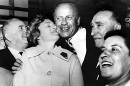 Regelm&auml;&szlig;ig besuchte Oskar Schindler (Mi.) nach dem Krieg Israel und traf Menschen, die er durch Anstellung in seiner Fabrik vor dem Tod gerettet hatte.; Zur ARTE-Sendung Emilie Schindler - Die vergessene Heldin Regelm&auml;&szlig;ig besuchte Oskar Schindler (Mi.) nach dem Krieg Israel und traf Menschen, die er durch Anstellung in seiner Fabrik vor dem Tod gerettet hatte. &copy; Gertrud Ferrari Foto: BR Honorarfreie Verwendung nur im Zusammenhang mit genannter Sendung und bei folgender Nennung "Bild: Sendeanstalt/Copyright". Andere Verwendungen nur nach vorheriger Absprache: ARTE-Bildredaktion, Silke W&ouml;lk Tel.: +33 3 90 14 22 25, E-Mail: bildredaktion@arte.tv