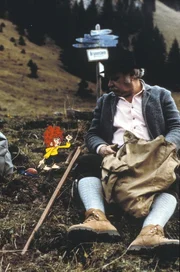 Auf seiner ersten Bergtour aergert sich der Pumuckl ueber den frechen Neffen Meister Eders (Gustl Bayrhammer) und raecht sich an ihm.