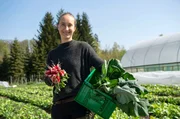 600 Jahre alt ist die Geschichte des Hofs Woeste in Lüdenscheid im Sauerland. Mit Marie Woeste ist die 13. Generation am Start. Nach dem Studium der ökologischen Landwirtschaft verwirklicht die 25-jährige Marie ihre Vorstellung eines Biobauernhofs. 600 Jahre alt ist die Geschichte des Hofs Woeste in Lüdenscheid im Sauerland. Mit Marie Woeste ist die 13. Generation am Start. Nach dem Studium der ökologischen Landwirtschaft verwirklicht die 25-jährige Marie ihre Vorstellung eines Biobauernhofs.