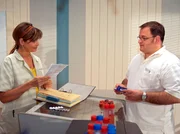 Yvonne (Maren Gilzer) recherchiert nach dem neuen Medikament, welches ihrem Bruder zwar helfen k&ouml;nnte, aber noch nicht zugelassen ist. Hans-Peter Brenner (Michael Trischan) be&auml;ugt skeptisch Yvonnes Interesse und auch die Medikamentenschachtel.