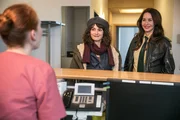 Sabine Kaiser (Katharina M&uuml;ller-Elmau, r.) begleitet Elke Becker (Anastasia Papadopoulou, m.) zum Frauenarzt.