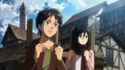 Teenager Eren (l.) und seine Pflegeschwester Mikasa (r.) werden Zeugen, als die Stadtmauern von einem kollossalen Titanen, der aus dem Nichts erscheint, zerst&ouml;rt werden. W&auml;hrend die kleineren Titanen die Stadt fluten, m&uuml;ssen die beiden Kinder zusehen, wie ihre Mutter verspeist wird. Eren schw&ouml;rt, die Menschheit zu r&auml;chen ...