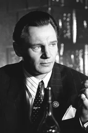 Oskar Schindler (Liam Neeson), seit 1938 Mitglied der NSDAP, verliert im Laufe des Krieges sein gesamtes Kapital, unter anderem durch Bestechung der verantwortlichen SS-M&auml;nner. Sein Einsatz rettet am Ende mehr als 1.000 J&uuml;dinnen und Juden das Leben.