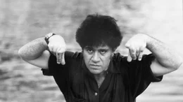 Almod&oacute;var, der demiurgenhafte Regisseur, zeichnet sich durch ein Kino der Begierde aus, das provokativ und bahnbrechend ist und in dem alle Genres zum Ausdruck kommen.