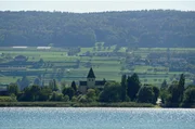 Blick vom Klosterstrand der Schwestern vom Heiligen Kreuz in Hegne am Bodensee mit Blick auf die Insel Reichenau.