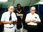 Die "Toros" sind dank Ted Tilly (Moses Gunn, M.) wieder im Kommen und werden deshalb von Reportern der Sportpresse st&auml;ndig umlagert.