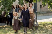 Tilla und den Kindern bleibt beim Anblick der Villa Mund offen (v.li.: Amy Lee W&ouml;rg&ouml;tter, Sophie Stockinger, Muriel Wimmer).