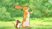 Der kleine braune Hase probiert aus, wie es w&auml;re, wenn er der gro&szlig;e Hase ist.