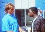 Kann MacGyver (Richard Dean Anderson, l.) von Breeze (Charles Andrew Payne, r.) erfahren, wo die Harrison-Waffe ist?