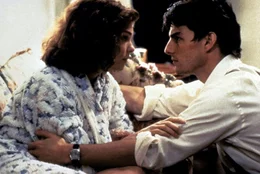 Eigentlich will Mitch (Tom Cruise, r.) seine Frau Abby (Jeanne Tripplehorn, l.) nicht mit seinen furchtbaren Bef&uuml;rchtungen belasten. Doch dann wird ihr eigenes Zuhause zu einem verwanztem Gef&auml;ngnis ...