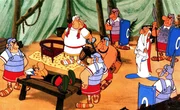 Gaius Bonus (3.v.li.), Befehlshaber der R&ouml;mer, l&auml;sst Asterix (2.v.li.) entf&uuml;hren. Er hofft, dass Miraculix (3.v.re.) dann endlich seine Formel verr&auml;t.