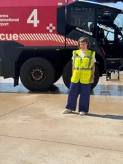 Esther bei Flughafen-Feuerwehr. Esther bei Flughafen-Feuerwehr.