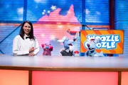 Bei Woozle Goozle geht es heute um Australien. Und auch um die Frage, ob die Woozles vielleicht von Kängurus abstammen. Woozle (re.) kann das nicht so richtig glauben und versucht der Frage wissenschaftlich auf den Grund zu gehen. Dabei helfen ihm Maria (li.), sein Opa (mi.) und das Meerwoozchen (2.v.li.). Bei Woozle Goozle geht es heute um Australien. Und auch um die Frage, ob die Woozles vielleicht von Kängurus abstammen. Woozle (re.) kann das nicht so richtig glauben und versucht der Frage wissenschaftlich auf den Grund zu gehen. Dabei helfen ihm Maria (li.), sein Opa (mi.) und das Meerwoozchen (2.v.li.).