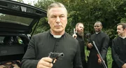 Father Hector McGrath (Alec Baldwin, l.)