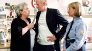 Uschi (Barbara Freier, li.) glaubt, dass Jutta (Claudia Loerding) der Grund f&uuml;r die Scheidung ist. Als sie ihren Noch-Ehemann (Rainer Goernemann) und Jutta zusammen trifft, eskaliert die Situation...