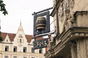 Im polnischen Wrocław gilt Bier schon seit dem Mittelalter als das Getränk für gesellige Abende. Doch Ende des 14. Jahrhunderts schlug die Geselligkeit in Feindseligkeit um, und der Hopfensaft löste sogar einen Krieg aus. Im polnischen Wrocław gilt Bier schon seit dem Mittelalter als das Getränk für gesellige Abende. Doch Ende des 14. Jahrhunderts schlug die Geselligkeit in Feindseligkeit um, und der Hopfensaft löste sogar einen Krieg aus.