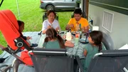 Familie Karakurt genie&szlig;t das Abendessen ihres ersten Camping-Trips in den Niederlanden.