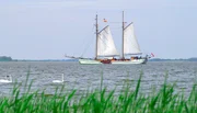 NDR Fernsehen MARETV, 'Usedom - Seeadler, Sonne und Strand.' Der &uuml;ber 100 Jahre alte Segelschoner &bdquo;Weisse D&uuml;ne&ldquo; f&auml;hrt T&ouml;rns auf dem Usedomer Achterwasser.