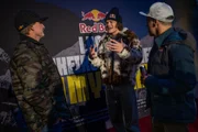Lucas Pinheiro Braathen (m.) mit Robby Naish (l.) und Sandro Dias, gesehen in Kitzb&uuml;hel, &Ouml;sterreich am 22. Januar 2026.