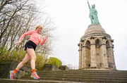 Gut trainiert auf die Strecke: WDR Moderatorin Sabine Heinrich l&auml;uft mit beim Hermannslauf im April.