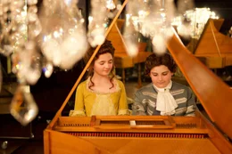 Maria Anna (Chloe Brown) und Wolfgang Mozart (Hugo Gilmovich) &uuml;ben am Cembalo.