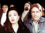 Die Anwaltsgehilfin Agnes (Leah Remini, l.) und Steve Sloan (Barry Van Dyke, r.) beobachten einen merkw&uuml;rdigen Unfall.