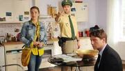 Hannah (Aglaia Szyszkowitz) und ihr Freund Barney (Marcus Mittermeier, Mitte) versuchen dem verdutzen Chauffeur Simon (Thomas Unger) zu erkl&auml;ren, dass er sich um seine Braut keine Sorgen zu machen braucht.