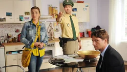 Hannah (Aglaia Szyszkowitz) und ihr Freund Barney (Marcus Mittermeier, Mitte) versuchen dem verdutzen Chauffeur Simon (Thomas Unger) zu erkl&auml;ren, dass er sich um seine Braut keine Sorgen zu machen braucht.