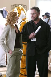 Catherine (Marg Helgenberger) und Grissom (William Petersen) erhoffen sich durch den Besuch einer Veranstaltung für Fell-Fetischisten wichtige Aufschlüsse im Fall von Robert Pitt, der - in einem Waschbär-Kostüm steckend - überfahren wurde. Catherine (Marg Helgenberger) und Grissom (William Petersen) erhoffen sich durch den Besuch einer Veranstaltung für Fell-Fetischisten wichtige Aufschlüsse im Fall von Robert Pitt, der - in einem Waschbär-Kostüm steckend - überfahren wurde.
