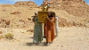 Die Israeliten tragen die neu erbaute Bundeslade durch die W&uuml;ste Sinai.