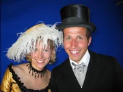 Willi und Annika in Bekleidung, wie sie Ende des 19. Jahrhunderts getragen wurde. Heute will Willi herausfinden, wie die Mode in Mode kommt.