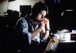 Langsam bekommt es der Harvard-Absolvent Mitch McDeere (Tom Cruise) mit der Angst zu tun! Was hat es nur mit diesen mysteri&ouml;sen Vorf&auml;llen auf sich?; Langsam bekommt es der Harvard-Absolvent Mitch McDeere (Tom Cruise) mit der Angst zu tun! Was hat es nur mit diesen mysteri&ouml;sen Vorf&auml;llen auf sich?