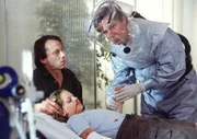 Dr. Stefan Frank: Der Arzt, dem die Frauen vertrauen "Quarant&auml;ne". Im Bild: Kann Dr. Stefan Frank (Sigmar Solbach, re.) Urs Weikl (Ulrich Wiggers) und seiner Tochter Lara (Nadine Gallus), die anscheinend an einer hochinfekti&ouml;sen Krankheit leiden, helfen?