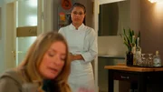 Ellie (r. Kim Biebow) f&auml;lscht kurzerhand ihre Referenzen, um den Traumjob als Chefk&ouml;chin im Carlas zu ergattern. Doch dann will Carla (l. Maria Fuchs) den &bdquo;neuen Koch&ldquo; kennenlernen...