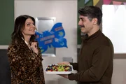 Britta (Tabea Heynig) versucht heimlich zu pr&uuml;fen, ob sie nicht doch Gefallen an Schnurrb&auml;rten finden kann. Rechts Ferhat (Harun Yildirim)