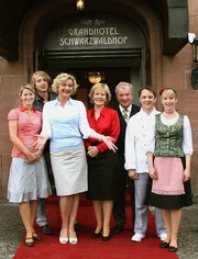 Eine streitbare Hoteltruppe: Veronika (Saskia Vester, 3.v.li.), ihre Tochter Merle (Miriam Morgenstern, li.), ihr Sohn Stefan (Tim Morten Uhlenbrock, 2.v.li.), ihre Schwiegereltern Dora (Rosel Zech, Mitte) und Albert (Michael Hanemann, 3.v.re.) sowie der Koch Martin (Arndt Schwering-Sohnrey) und das Zimmermädchen Gitta (Simone Ascher). Eine streitbare Hoteltruppe: Veronika (Saskia Vester, 3.v.li.), ihre Tochter Merle (Miriam Morgenstern, li.), ihr Sohn Stefan (Tim Morten Uhlenbrock, 2.v.li.), ihre Schwiegereltern Dora (Rosel Zech, Mitte) und Albert (Michael Hanemann, 3.v.re.) sowie der Koch Martin (Arndt Schwering-Sohnrey) und das Zimmermädchen Gitta (Simone Ascher).