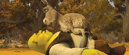 Kann sein quirliger Freund Esel (oben) Shrek (unten) aus der Patsche helfen?