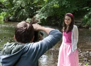 Lennard (Maximilian Braun) und Olivia (Holly Geddert) ahnen nicht, dass ihnen eine romantische Falle gestellt wird.